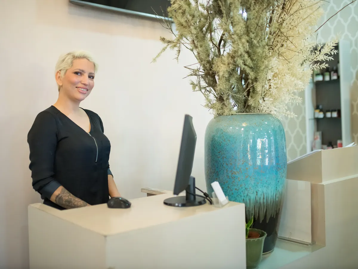 A review card at reception gives clients a simple next step after a finished service.
